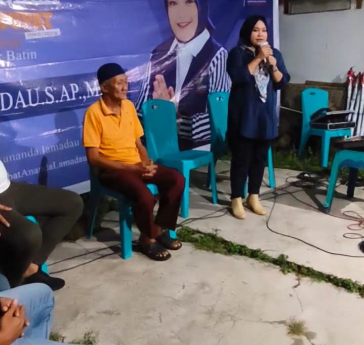 Caleg Nasdem Sri Nanda Lamadau saat melakukan sosialisasi dengan warga.