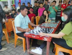 YSK Rolling Chess Sulut Semarak, Ratusan Pecatur Adu Otak di Pasar Karombasan