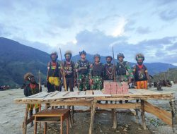 Satgas 712/Wiratama Bantu Pengamanan Proses Adat Perdamaian Pasca Perang Suku Tahun 2017 di Distrik Kalome