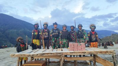 Satgas 712/Wiratama Bantu Pengamanan Proses Adat Perdamaian Pasca Perang Suku Tahun 2017 di Distrik Kalome