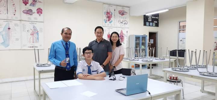 Kepala SMP Kristen Eben Haezar 1 Manado Hopny J Ume (kiri) dan Axellion Tandani (duduk), peraih medali perak OSN tingkat nasional mata pelajaran matematika.