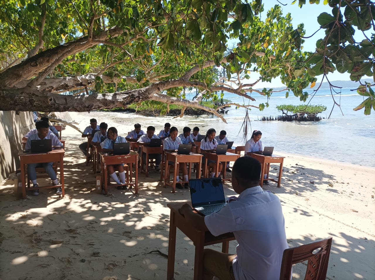 Suasana pelaksanaan ANBK SMK Negeri 2 Likupang Barat yang berlokasi di pantai pulau Talise Minahasa Utara.