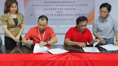Penandatanganan MoU oleh Kacab PT Victory International Futures Wong Kwe Chen dengan rektor Universitas Trinita, Demsi Sasewa.