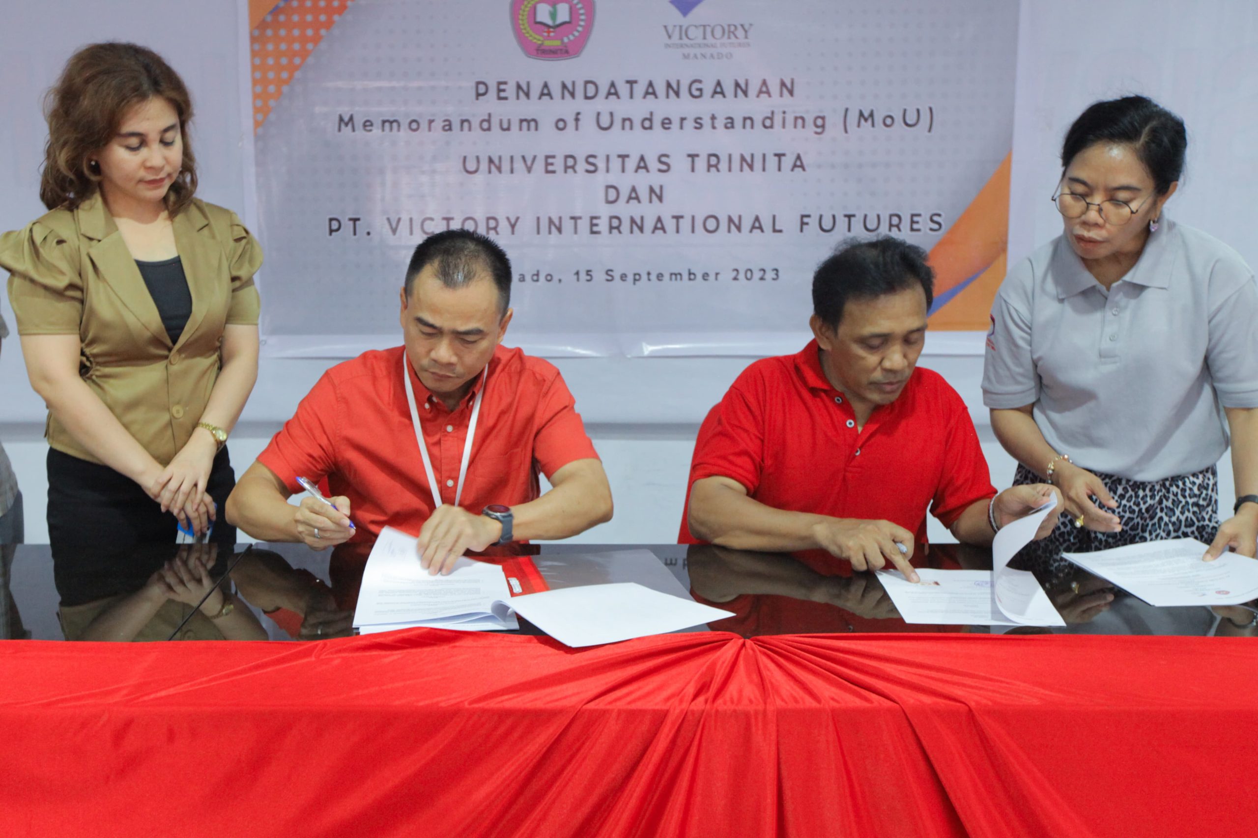 Penandatanganan MoU oleh Kacab PT Victory International Futures Wong Kwe Chen dengan rektor Universitas Trinita, Demsi Sasewa.