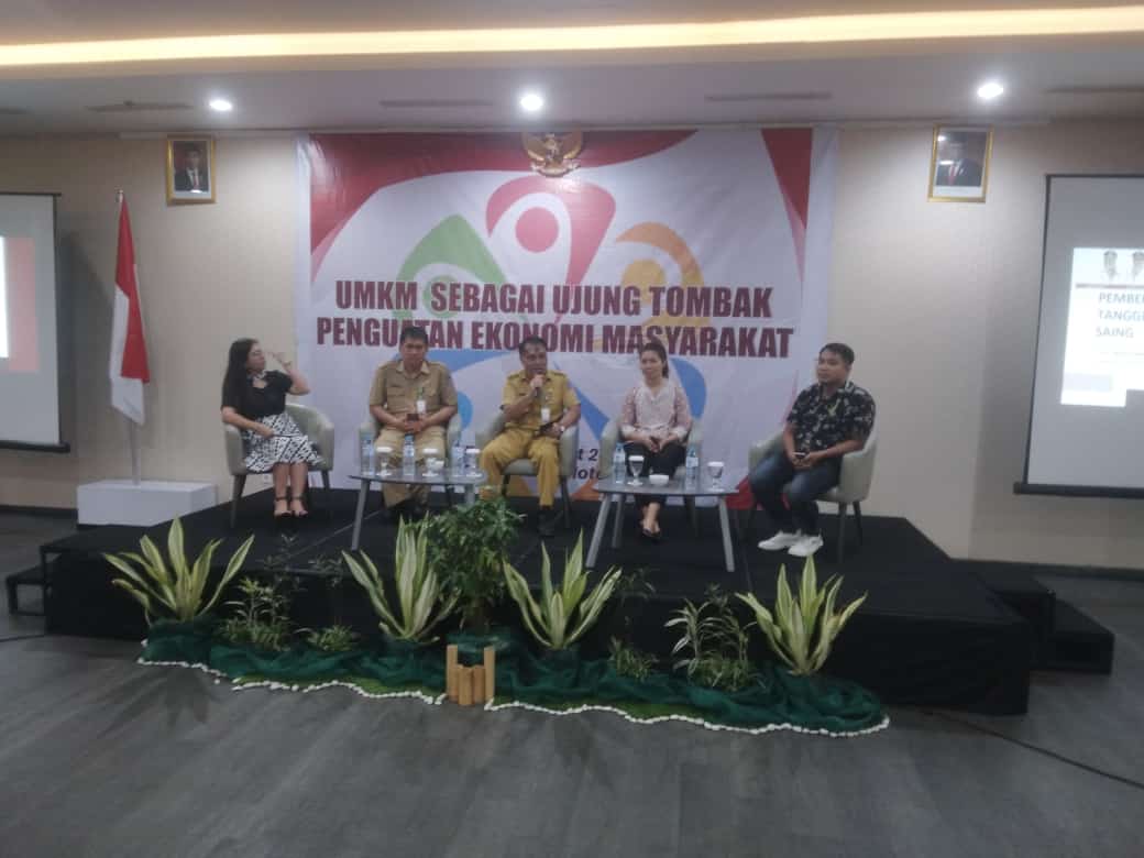 Foto bersama Dir Intelkam Polda Sulut, para kasubdit, para narasumber dan peserta kegiatan UMKM.