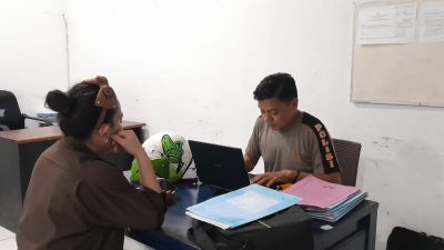 Pihak korban saat melapor di Polresta Manado.