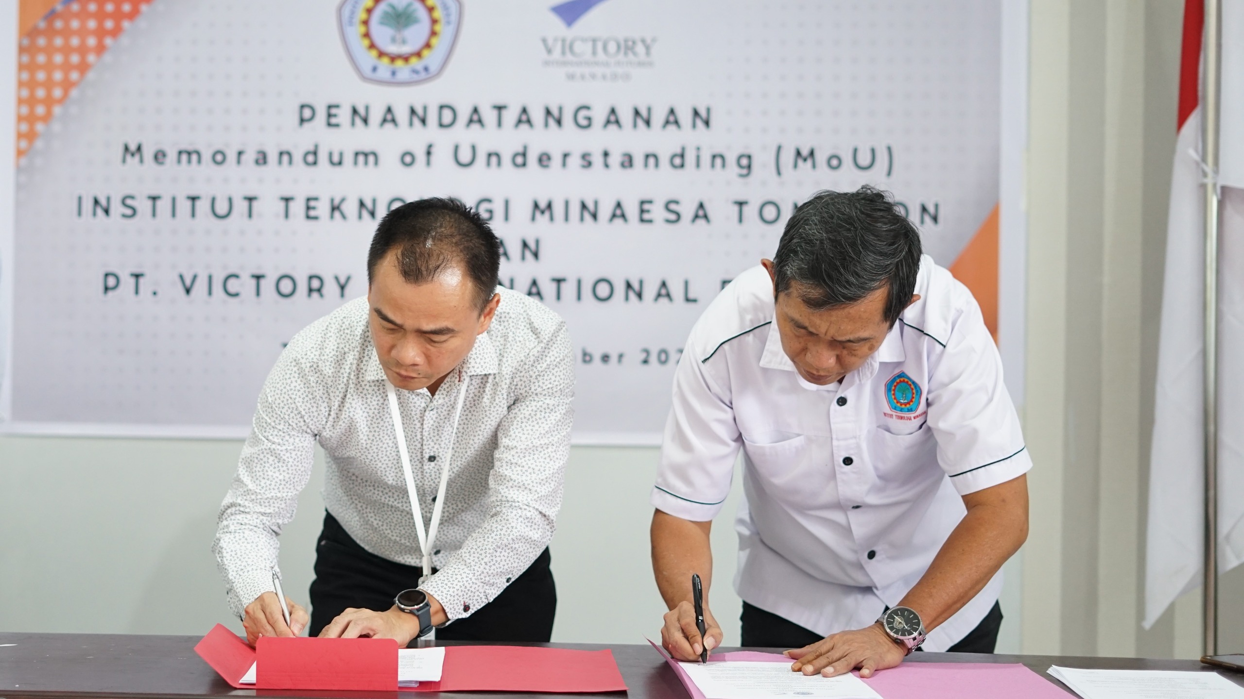 Penandatanganan MoU oleh Kepala cabang PT Victory International Futures, Wong Kwe Chen dengan Rektor ITM Tomohon, Dr Ir Herdianto Lantemona.