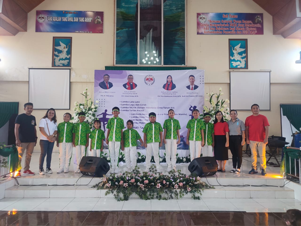 Dari kiri ke kanan Pnt. M.Toisuta, Pnt. Y. Poluan, ASM GMIM Galilea (Peserta lomba gerak dan lagu), Ketua BPMJ GMIM Galilea, Pdt Vera Oroh M.Th, Pelatih Lisa Rumuat dan Pdt. Royke Keintjen, M.Th (Foto : ist)