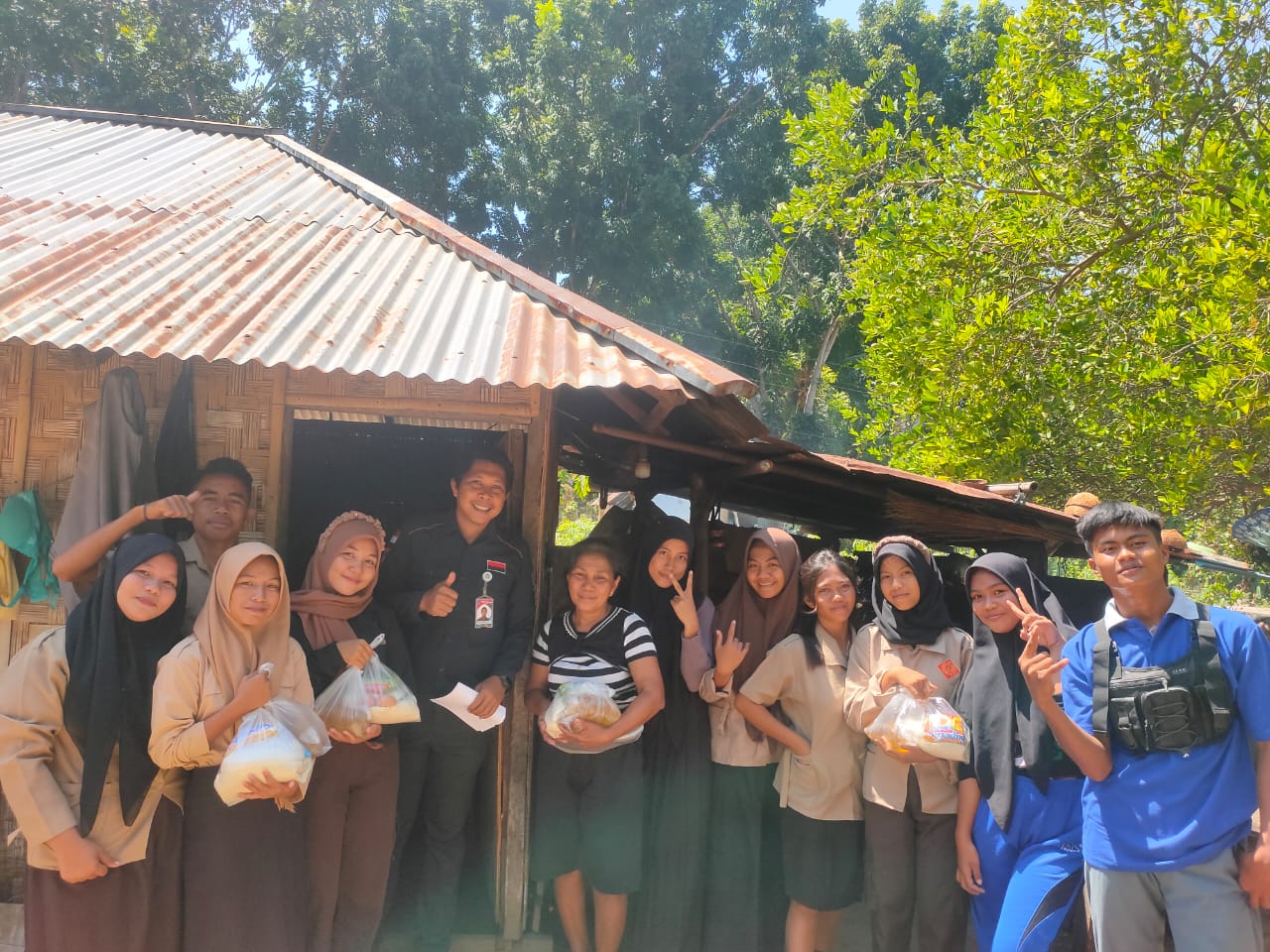 Suasana penyerahan bantuan sembako bagi siswa-siswi dan lingkungan sekitar.(Foto ist)