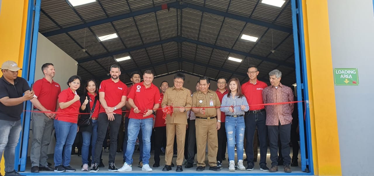 Xavi Selga (President Director, CCEP Indonesia & PNG) kelima dari kiri, Andrei Angouw (Walikota Manado) - keenam dari kiri, Daniel Mewengkang (Kepala Dinas Perindustrian dan Perdagangan Provinsi Sulawesi Utara) keempat dari kanan, dan Lala Setiany Wee (Direktur PT Mitra Sukses Atlanta) ketiga dari kiri, beserta jajaran lainnya dalam acara peresmian Coca-Cola Distributor di Manado.