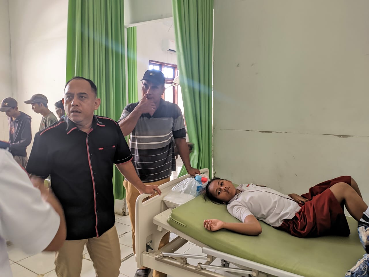 PRIHATIN: Yusra Alhabsyi saat memantau langsung kondisi anak-anak yang keracunan.