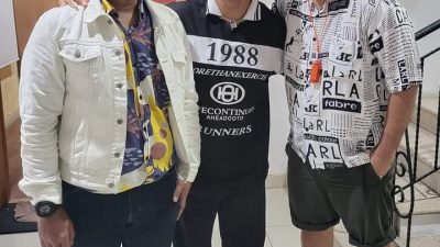 Faren Yokung (berkacamata) bersama Christian Yokung yang memberikan dukungan.