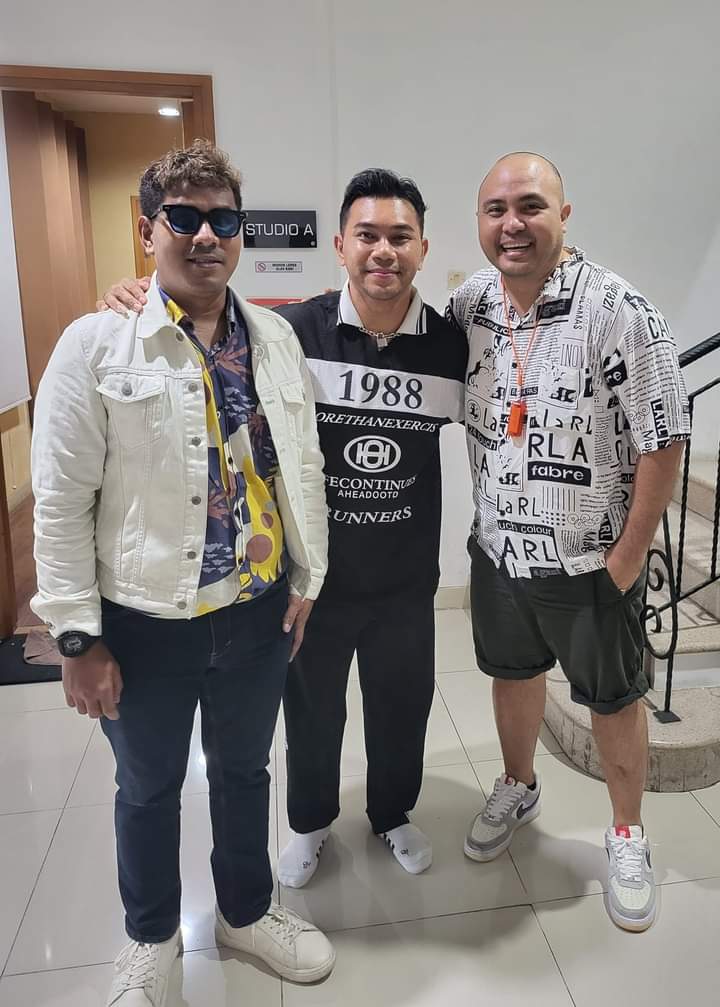 Faren Yokung (berkacamata) bersama Christian Yokung yang memberikan dukungan.