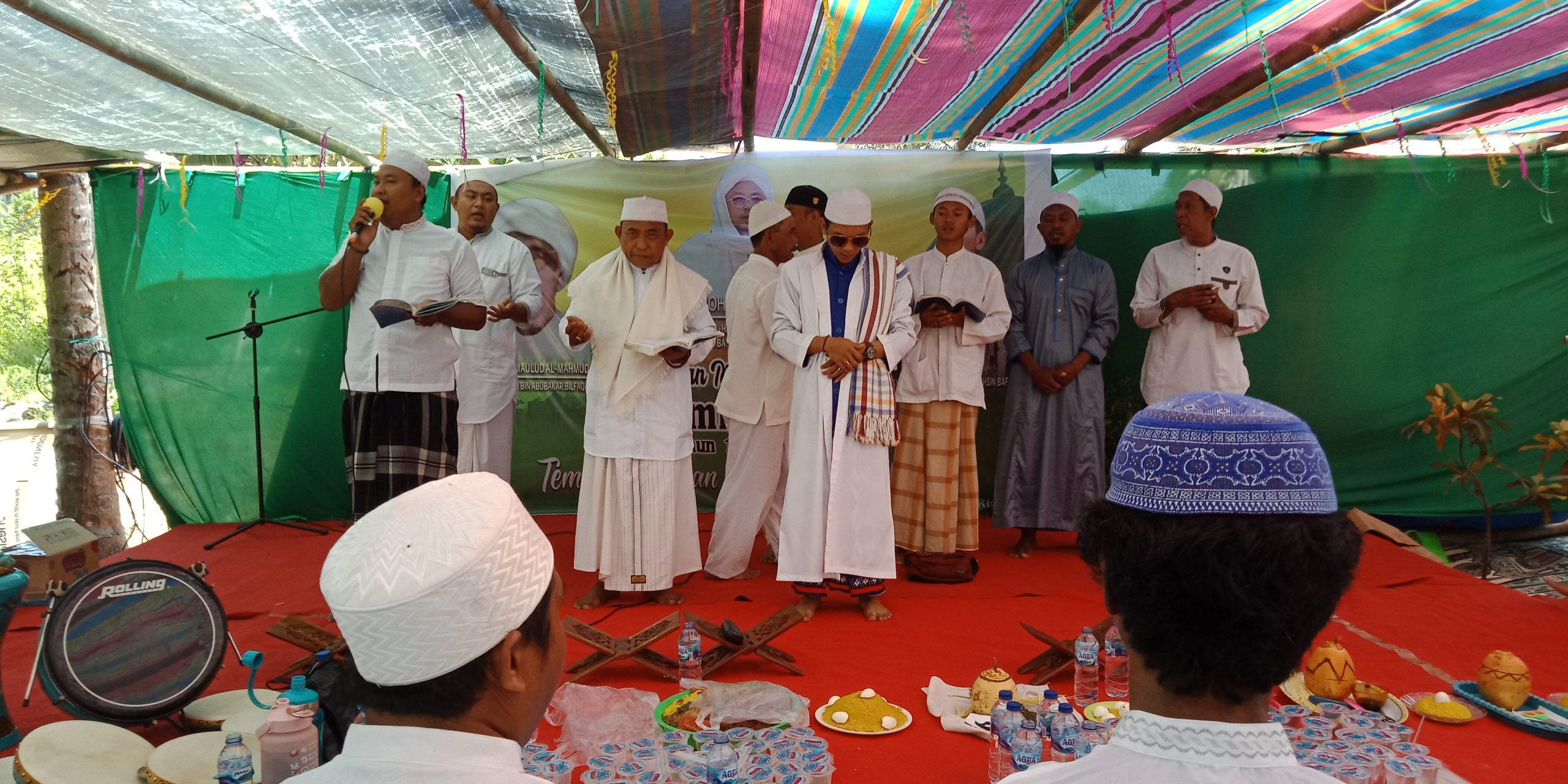 MERIAH: Perayaan maulud yang diikuti jamaah masjid, jamaah Muhyin Nufuus dan warga sekitar. Foto Rudi Loho
