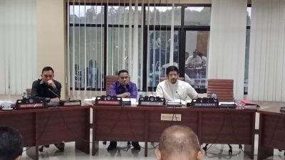 PERTANYAKAN: Komisi I saat melakukan rapat dengan Biro Organisasi. Foto Rudi Loho
