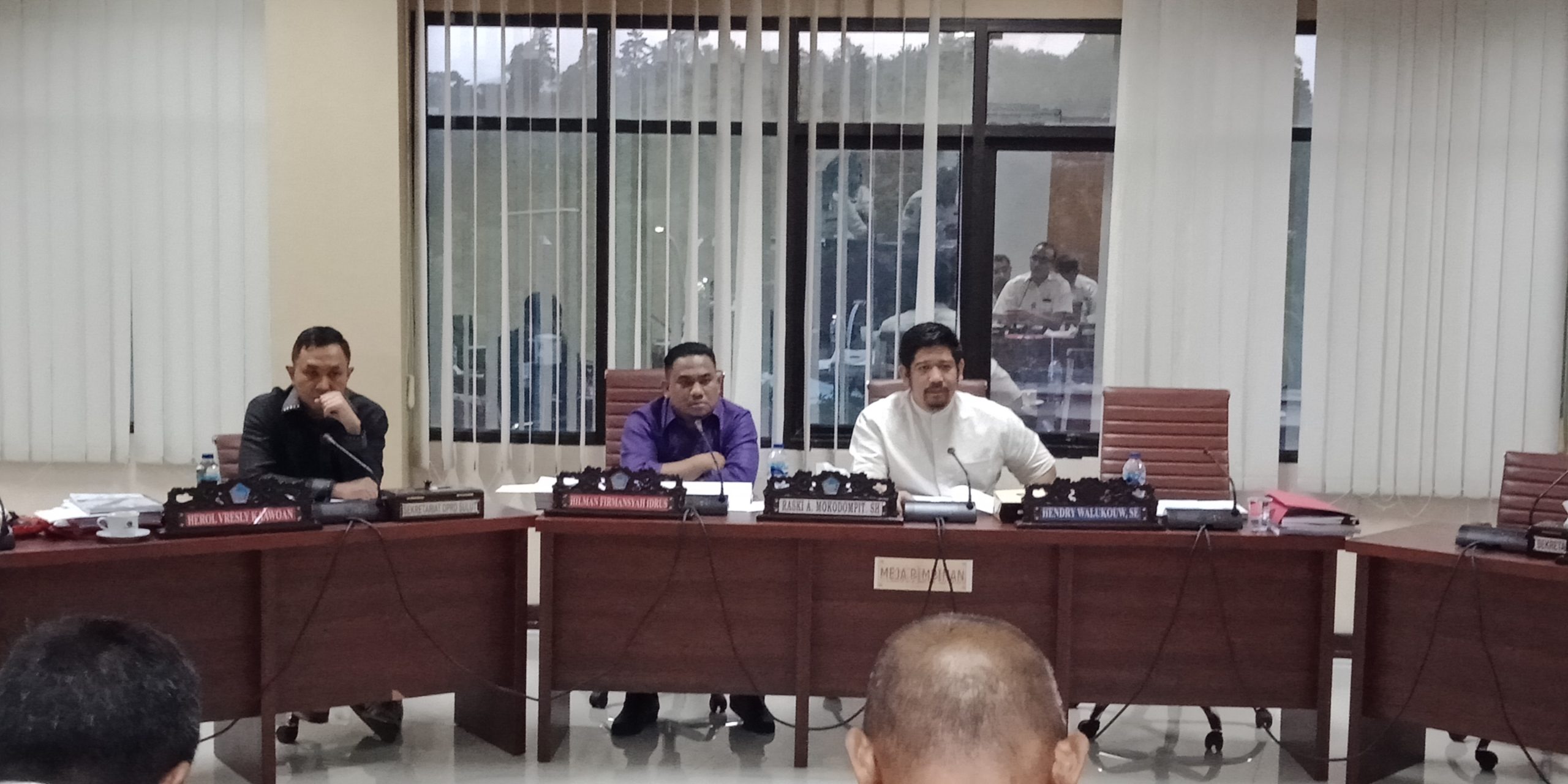 PERTANYAKAN: Komisi I saat melakukan rapat dengan Biro Organisasi. Foto Rudi Loho