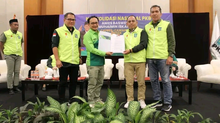 TUGAS BESAR: Yusra Alhabsyi didampingi Sarhan Antili saat menerima SK dari DPP PKB.