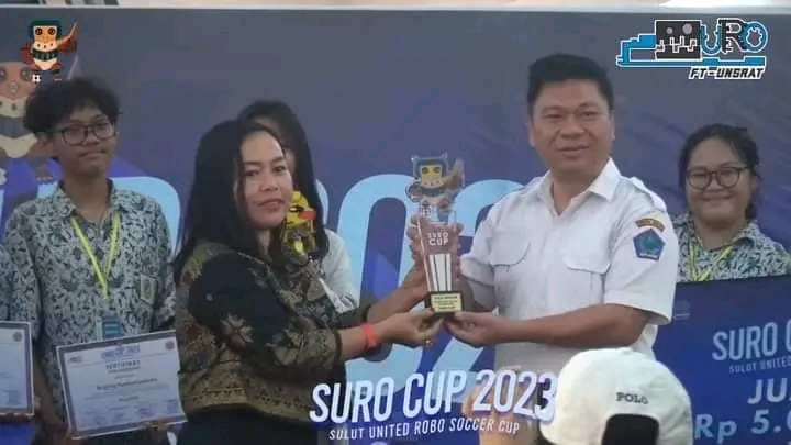 Kepala SMAN 7 Manado Willem Hanny Rawung (kanan) saat menerima piala {Foto : Ist)