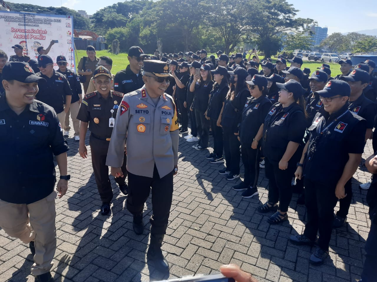 Ketua Bawaslu Sulut Ardiles Mewoh bersama Kapolda Irjen Pol Setyo Budiyanto saat memeriksa barisan.
