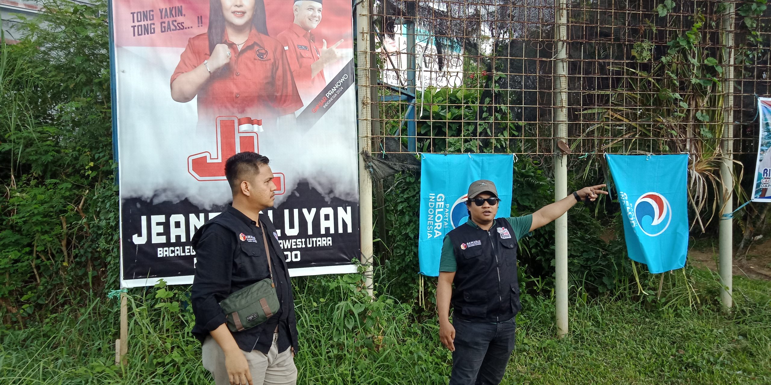 Personil Panwascam Mapanget saat mengecek sejumlah titik yang dipasangi baliho.