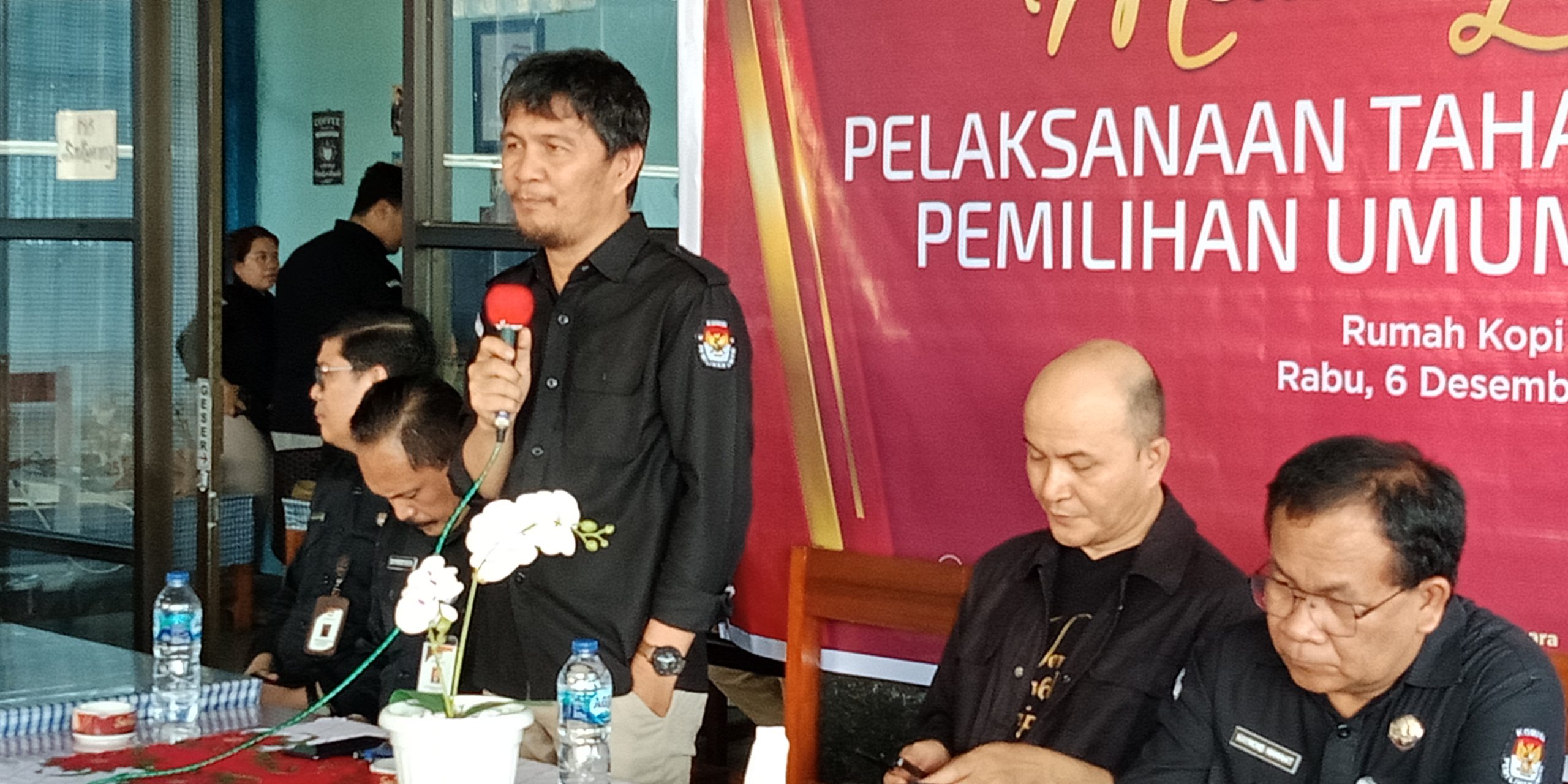 KESIAPAN: Ketua KPU Kenly Poluan saat menjelaskan mekanisme logistik pemilu. Foto Rudi Loho.