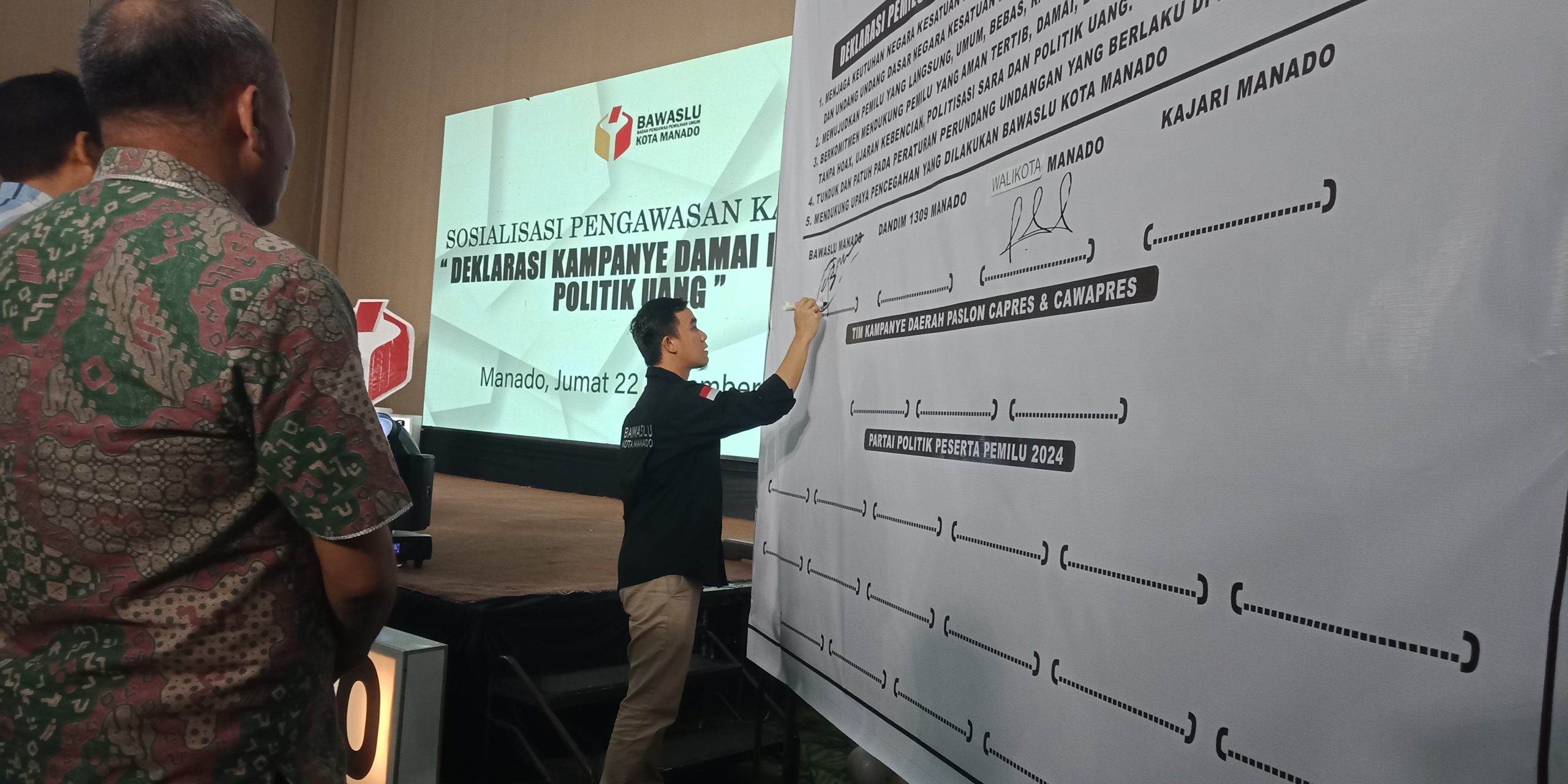 Ketua Bawaslu Manado Brilliant Maengko saat menandatangani deklarasi kampanye damai.