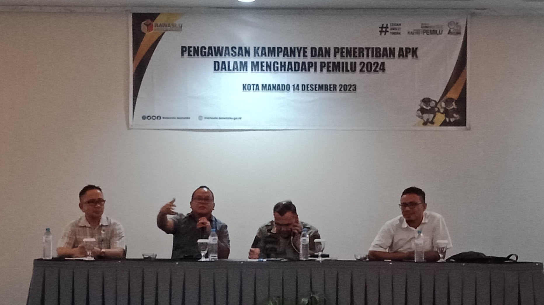 KiKa: Pimpinan Bawaslu Kota Manado Heard Runtuwene, mantan Ketua Bawaslu Kota Manado Marwan Kawinda, Kasat Pol PP Kota Manado Johanis Waworuntu dan mantan pimpinan Bawaslu Minut Junaidi Bakari.