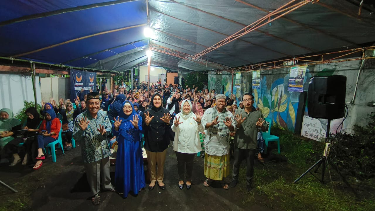 Sri Nanda Lamadau (berkerudung putih) bersama warga sospol.