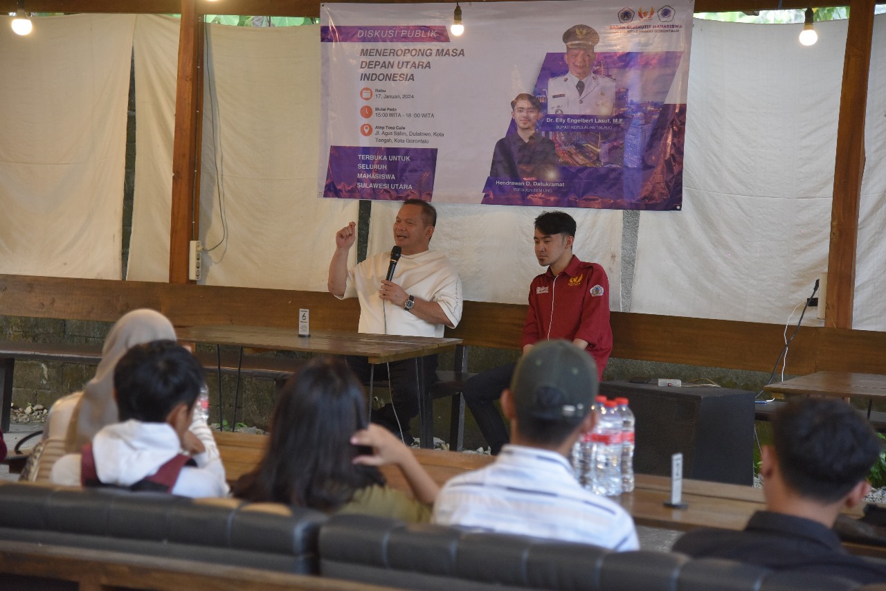 DIALOG: Elly Lasut saat berdiskusi dengan mahasiswa Sulut di Gorontalo. Foto ist