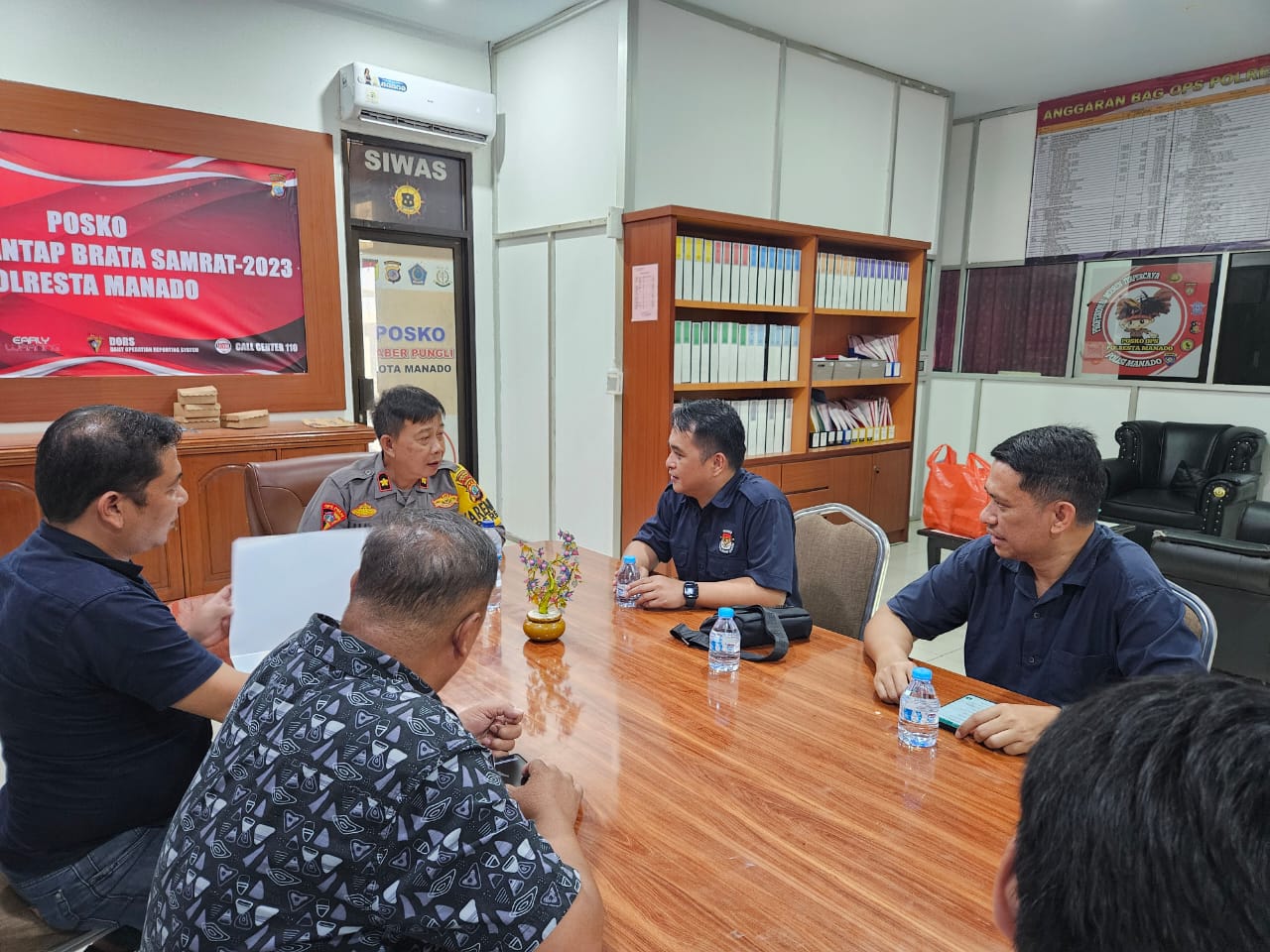 KEBERATAN: Ketua KPU Farley Kaparang, komisioner Hasrun Anom didampingi staf KPU saat melapor kasus ini di Polresta Manado.