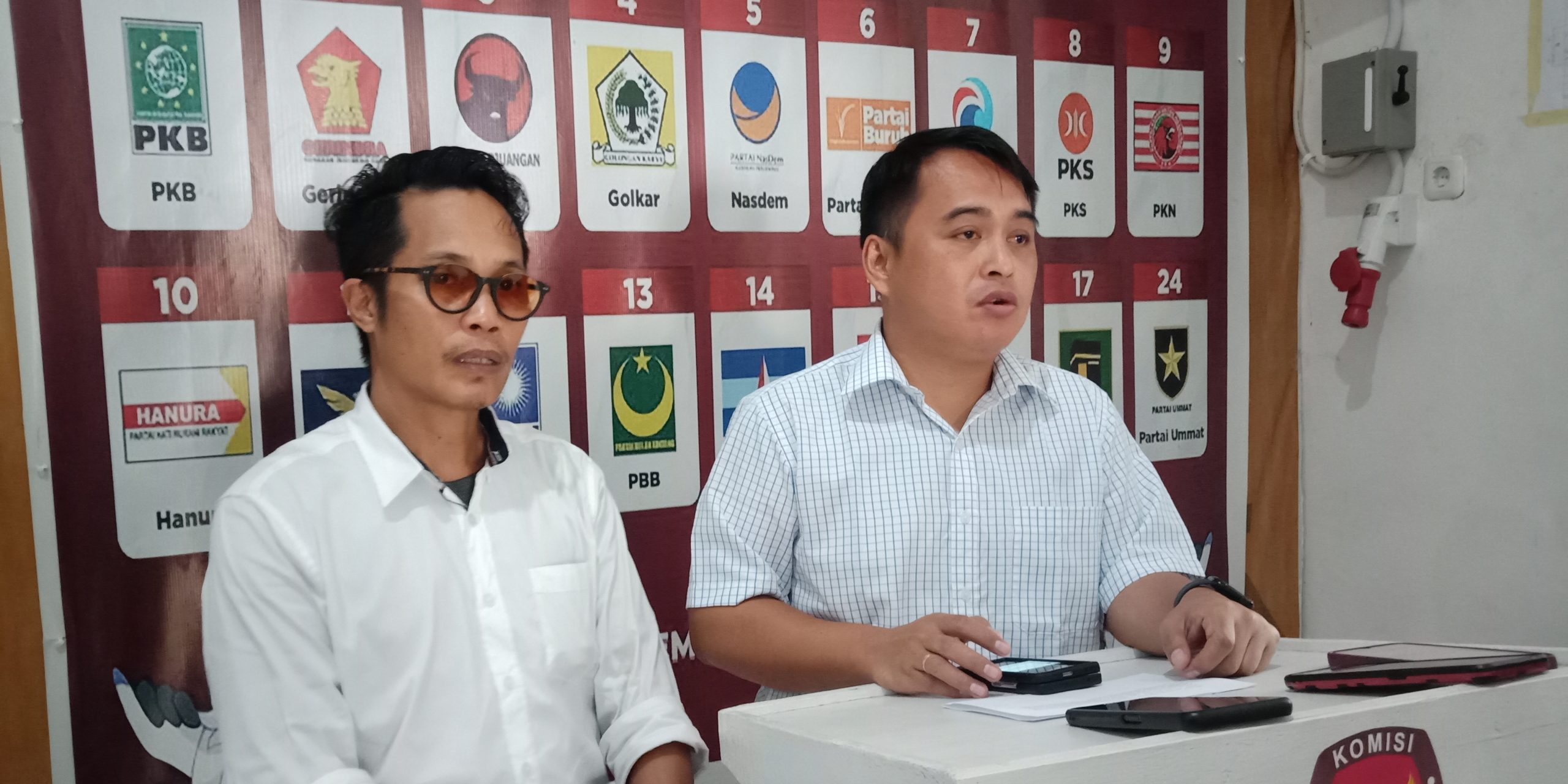 Ferley Kaparang (kanan) didampingi Ramly Pateda saat memberikan keterangan pers.