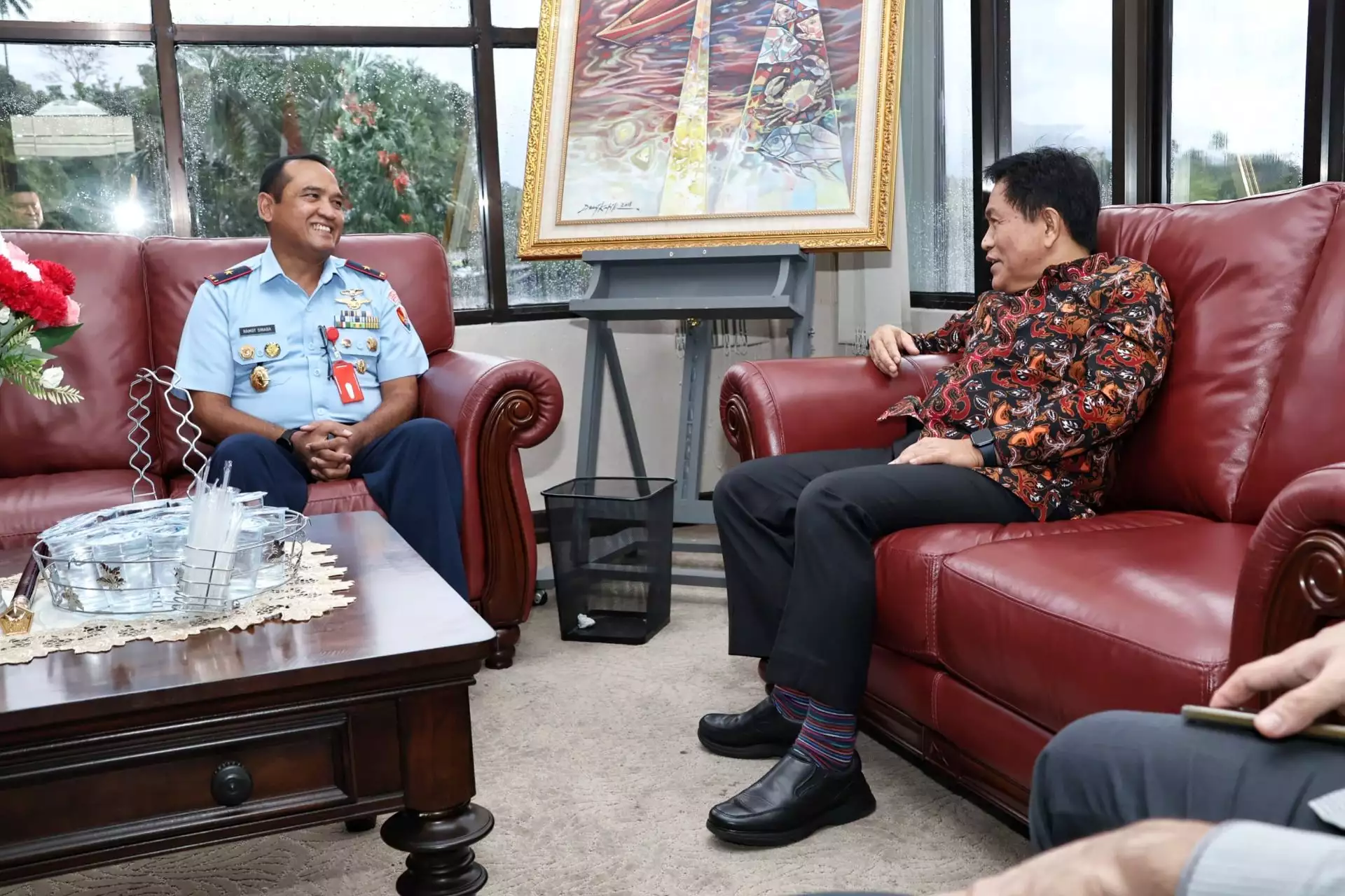 AKRAB: Danlanud Marsma TNI Ramot C P Sinaga saat berdialog dengan Ketua DPRD Sulut Andi Silangen.