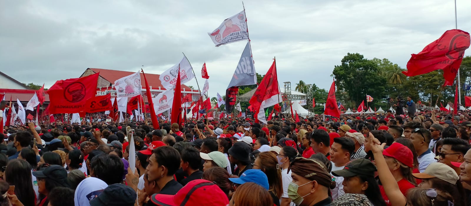 PADAT: Pendukung capres Ganjar Pranowo terlihat memadati lapangan Koni, Manado.