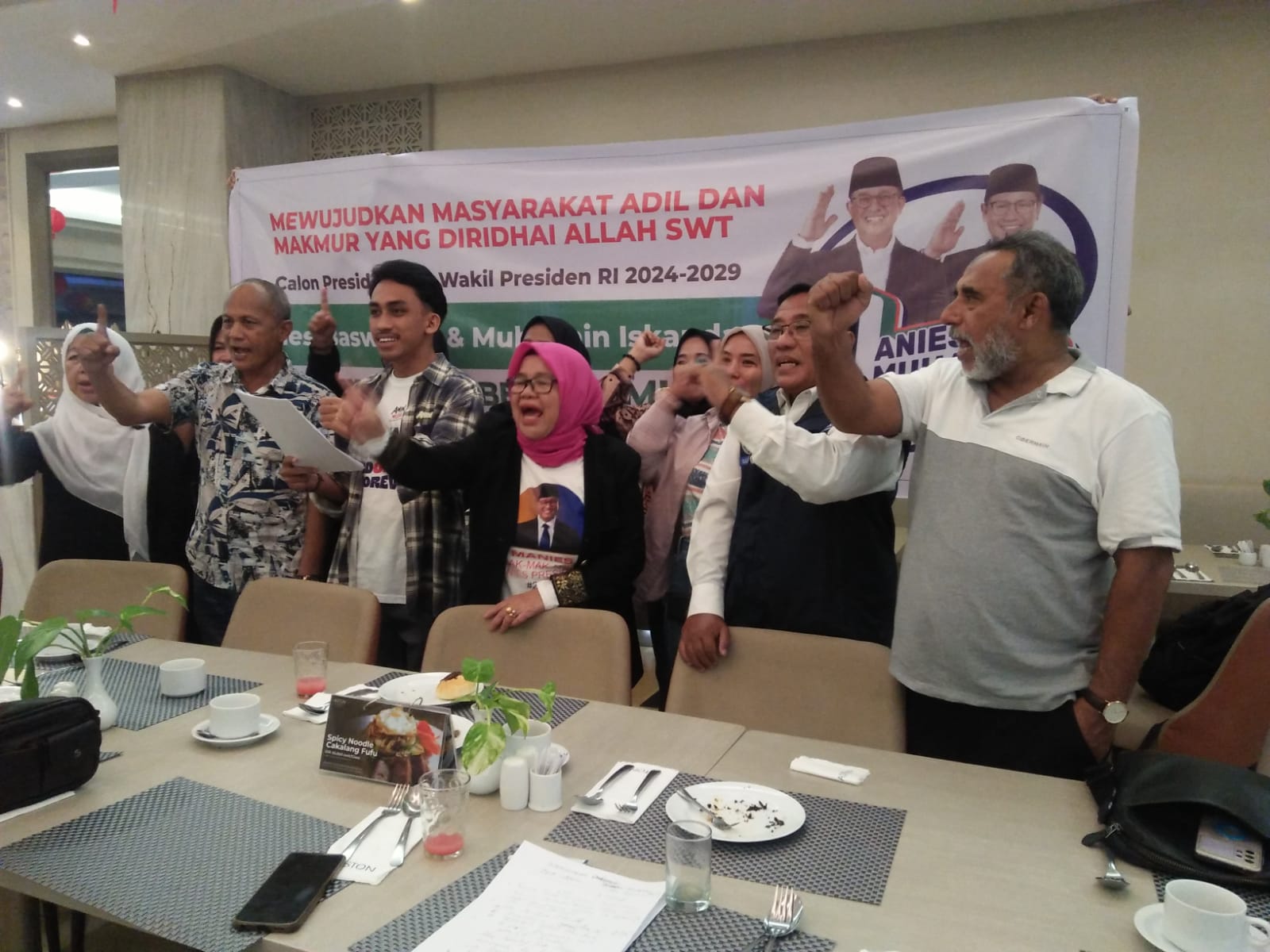 RAPATKAN BARISAN: Relawan pendukung ANIS saat melakukan konsolidasi.
