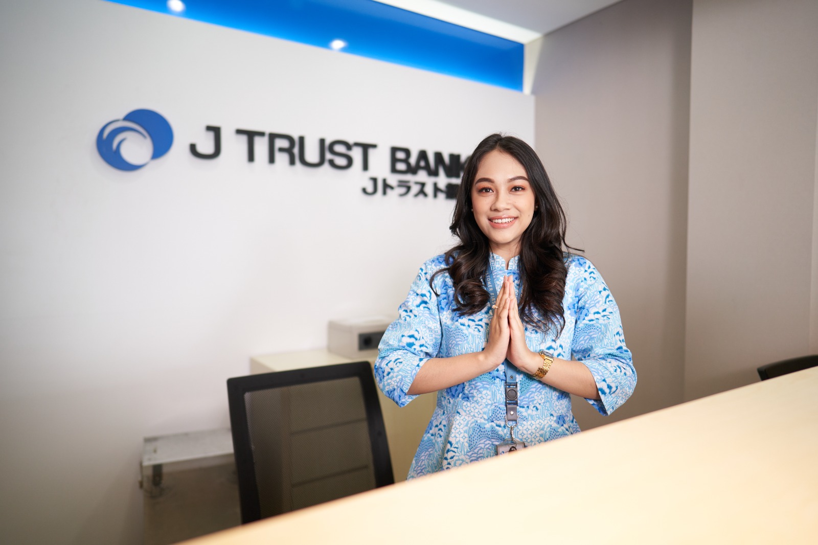 Kehadiran J Trust Bank mampu meningkatkan perekonomian masyarakat.