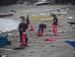 Hari Peduli Sampah Nasional, Alfamidi Gandeng AJI Bersihkan Sampah di Pesisir Pantai Manado