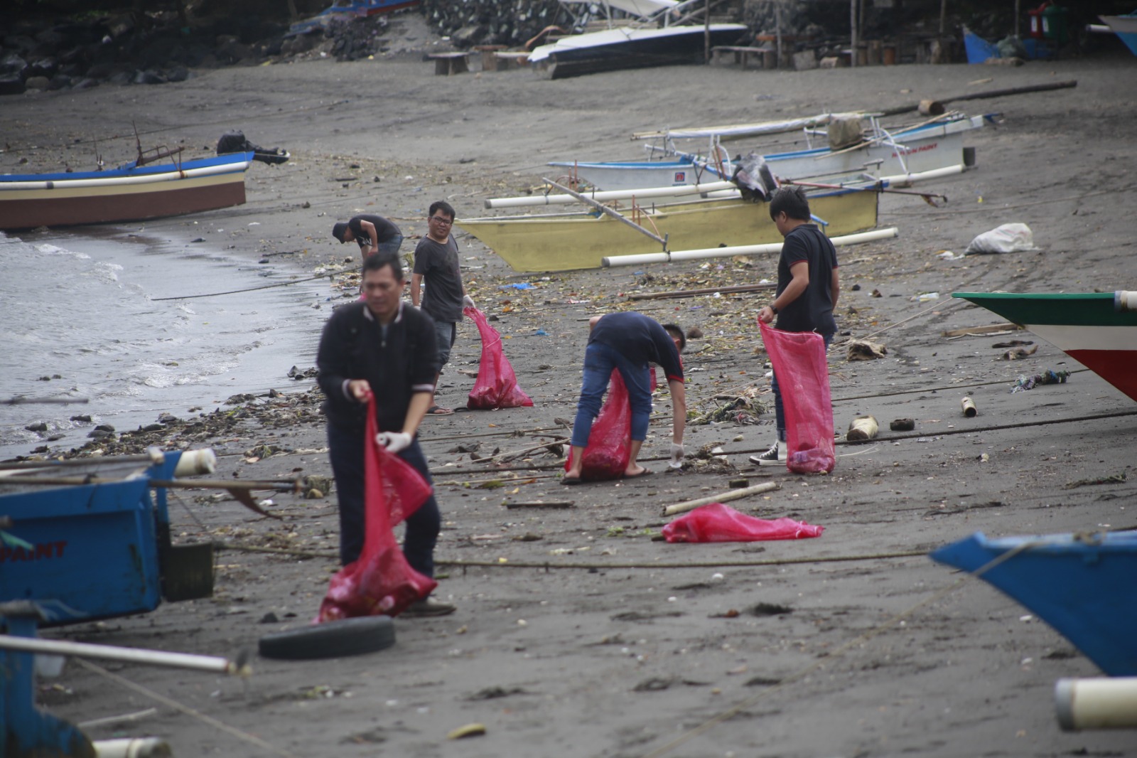 PEDULI: Aksi bersih sampai plastik di pantai Karang Ria yang dilakukan AJI dan pihak Alfamidi.