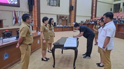 SAKSIKAN: Sekwan Sandra Moniaga menyaksikan penandatanganan kontrak kerja salah seorang THL.