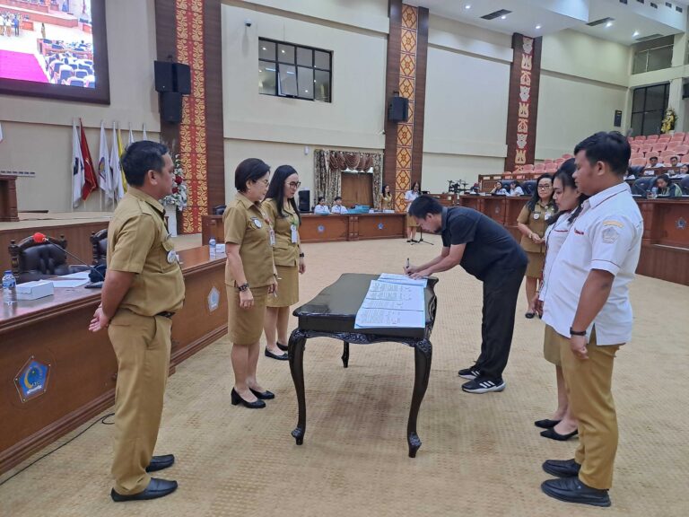SAKSIKAN: Sekwan Sandra Moniaga menyaksikan penandatanganan kontrak kerja salah seorang THL.