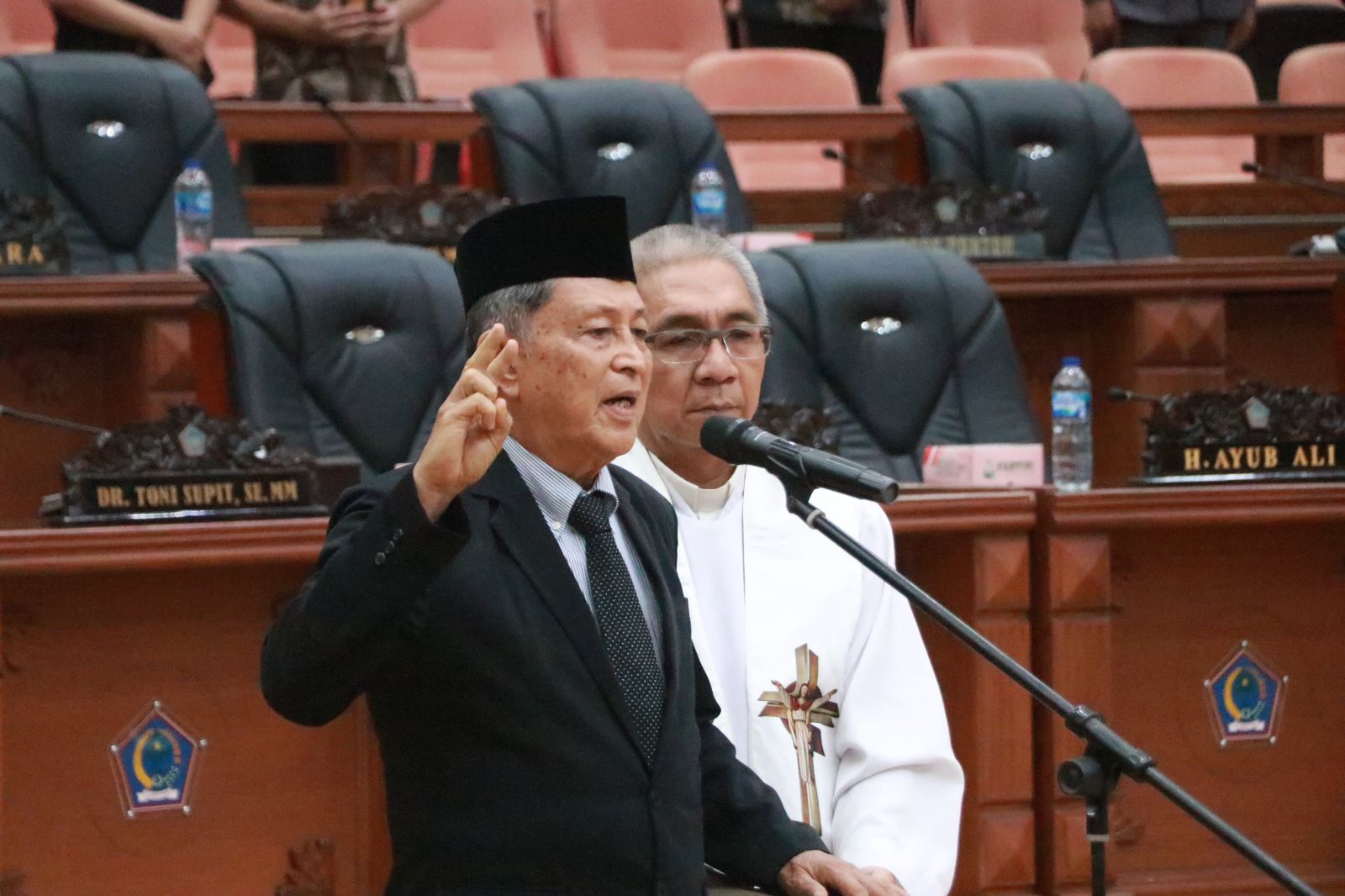 SIAP BERTUGAS: Pelantikan PAW anggota DPRD Sulut.