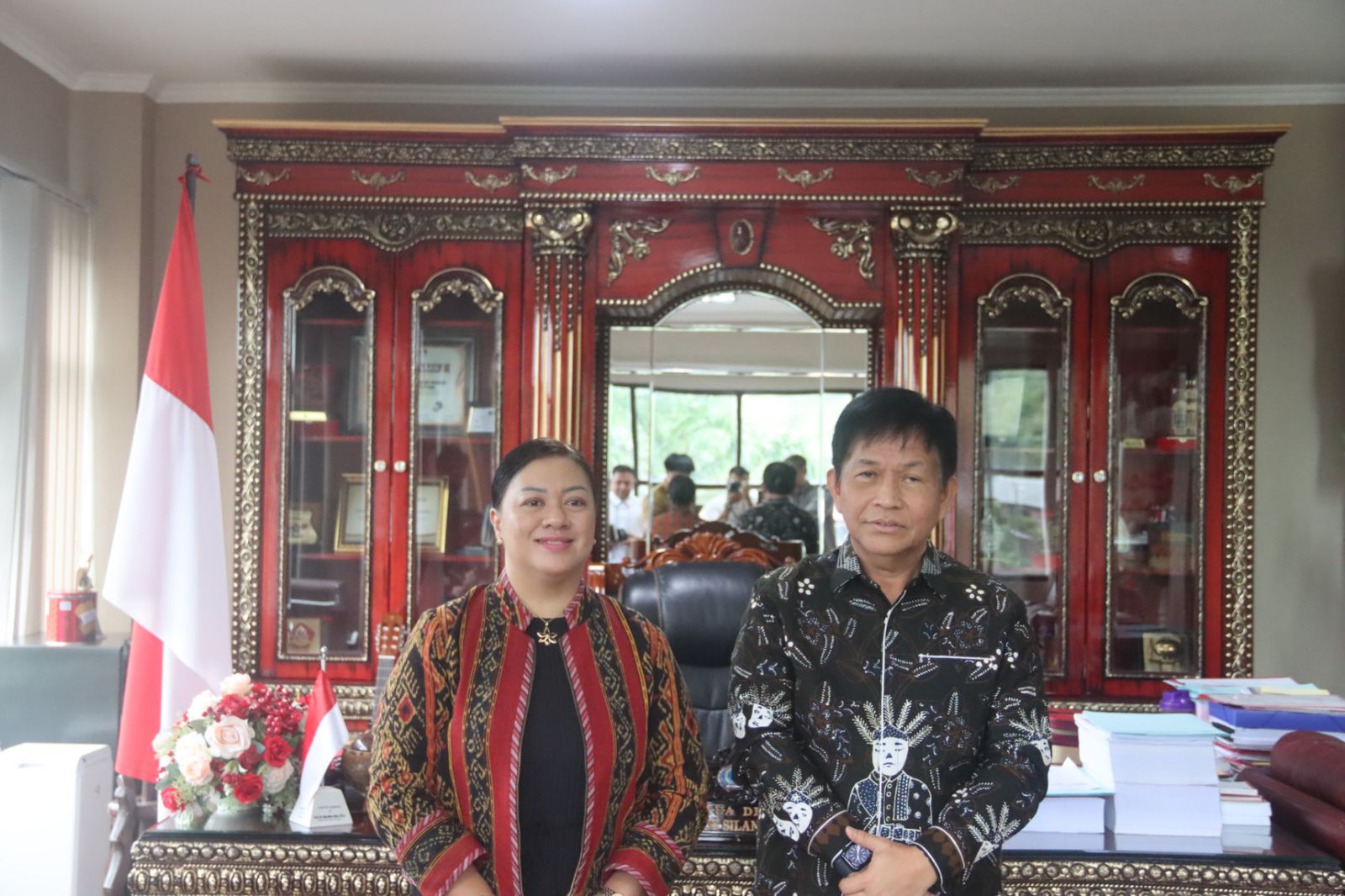 AKRAB: Fransiscus Andi Silangen saat berdialog dengan Mary Jennifer Domingo Dingal.