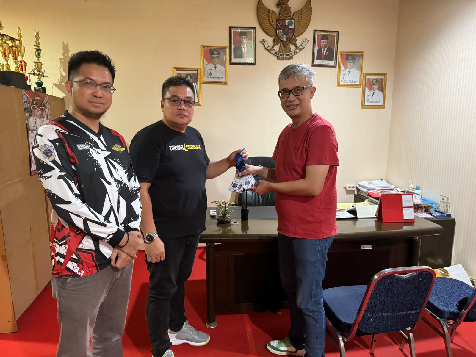 SERAHKAN: Penyerahan alat barkode parkir non tunai.