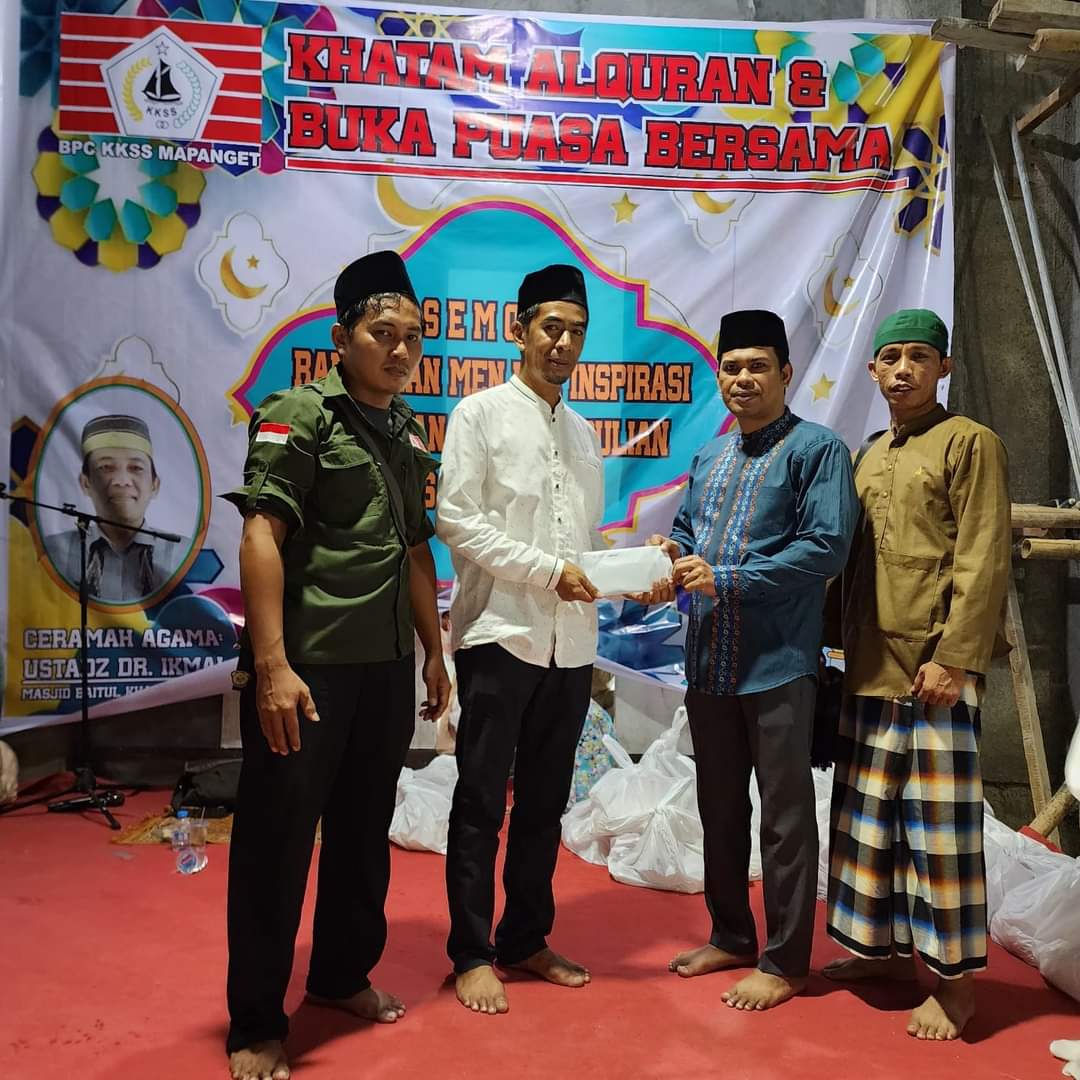 SOLIDARITAS: Pengurus dan anggota KKSS saat menyerahkan bantuan.