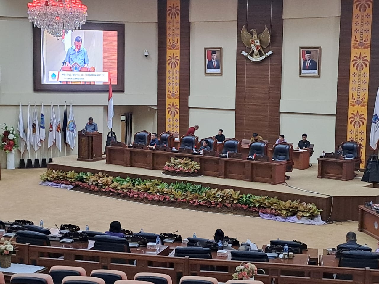 BERI SELAMAT: Suasana sidang paripurna di DPRD Sulut.