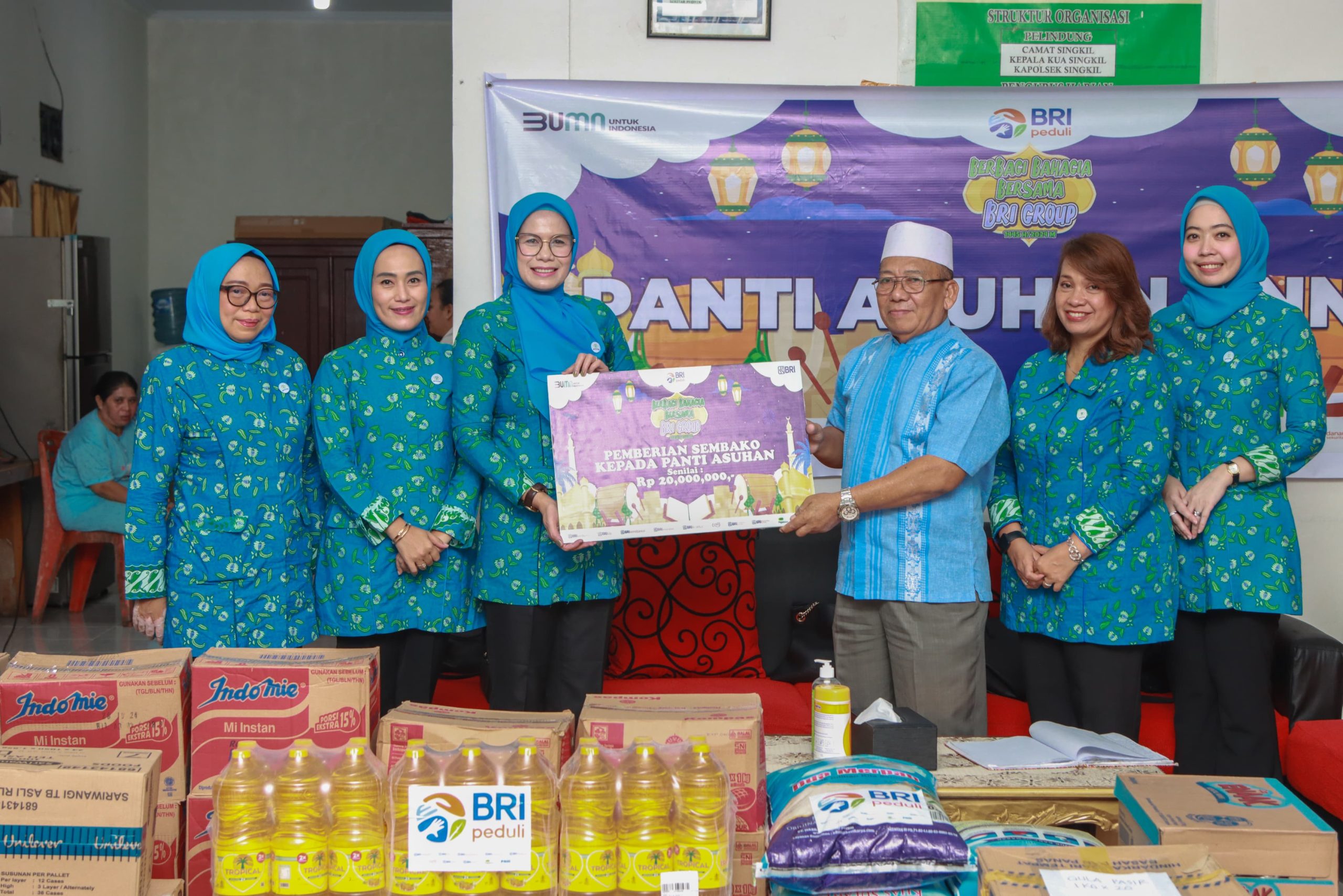 MOMEN BERBAGI: IWABRI Manado saat menyerahkan bantuan untuk panti asuhan.