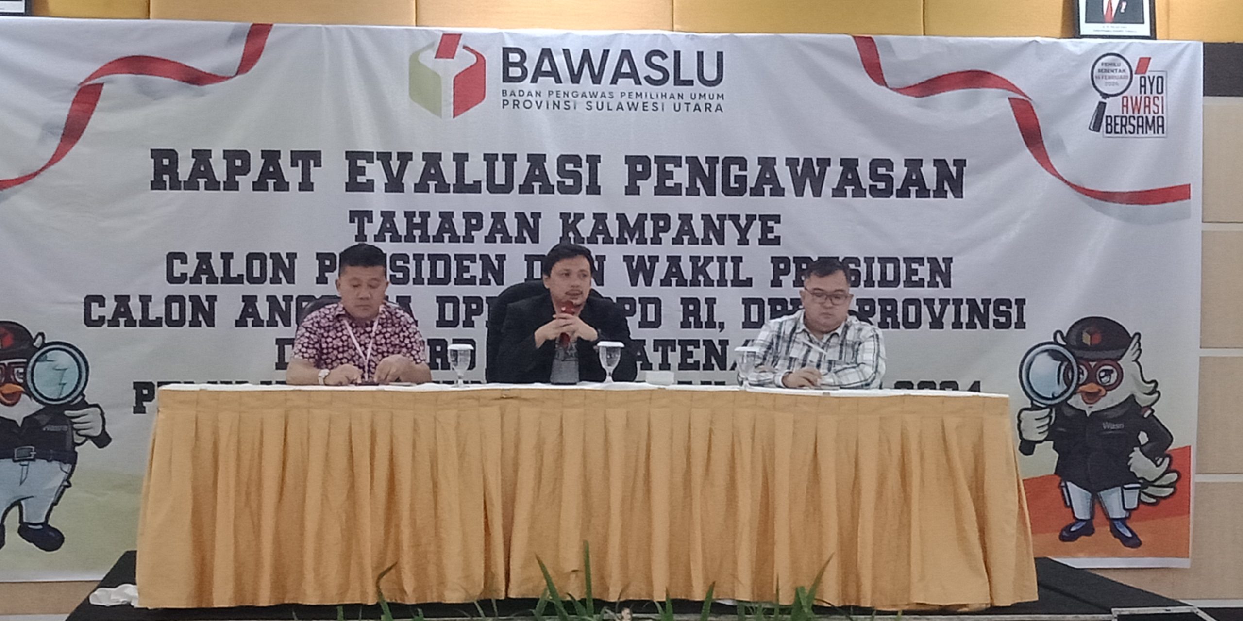 Ardiles Mewoh didampingi pimpinan Bawaslu Sulut Erwin Sumampouw dan Steffen S Linu.