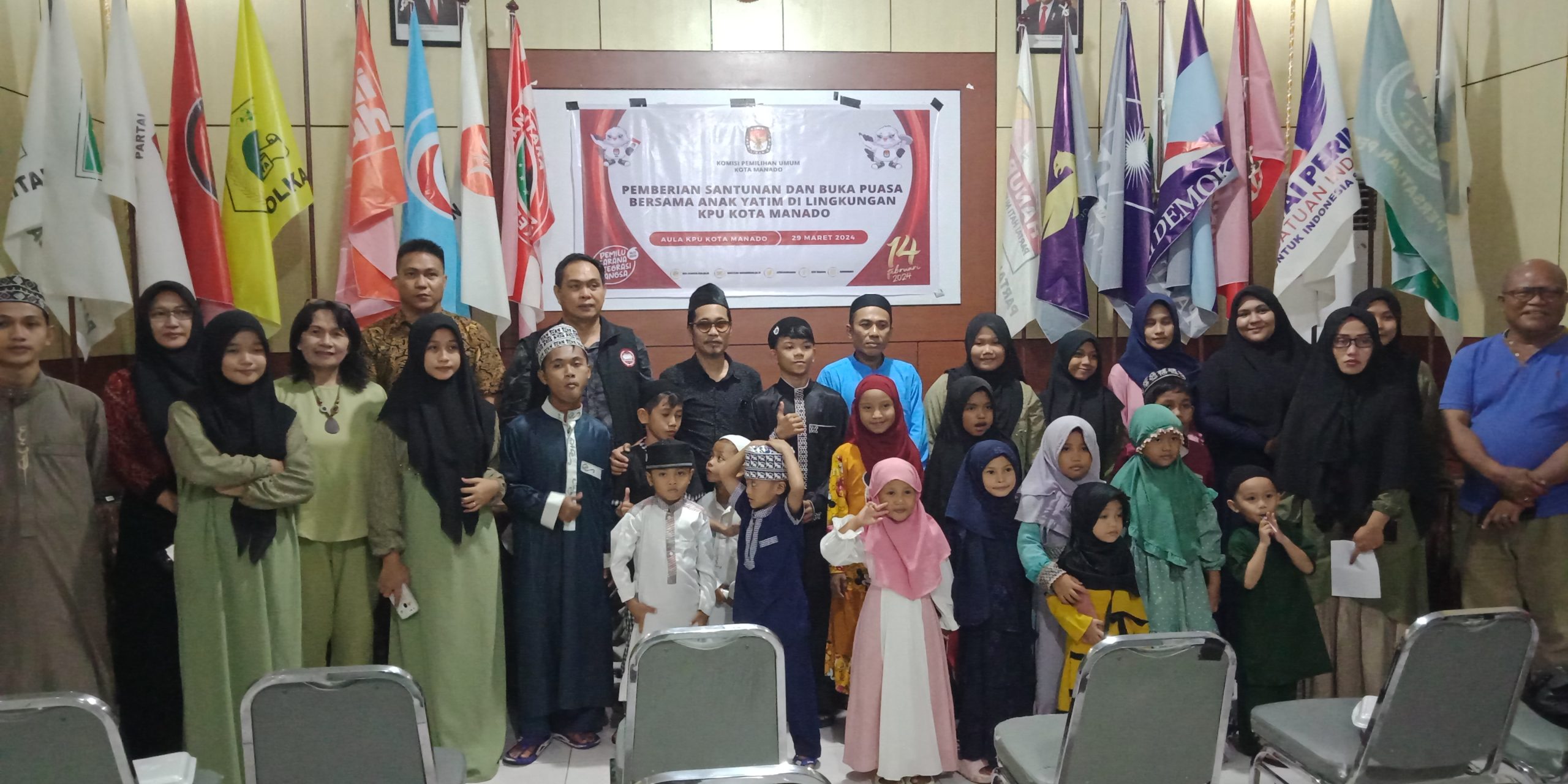 KPU Manado bersama anak yatim usai berbuka bersama.