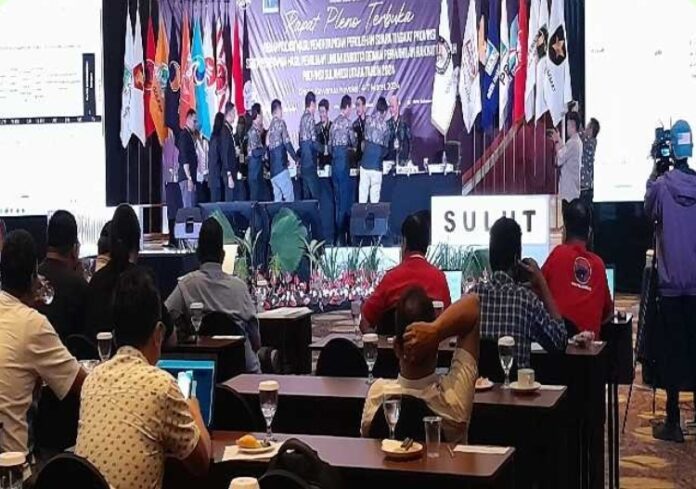 DISAHKAN: Pleno rekap perhitungan suara yang digelar KPU Sulut.