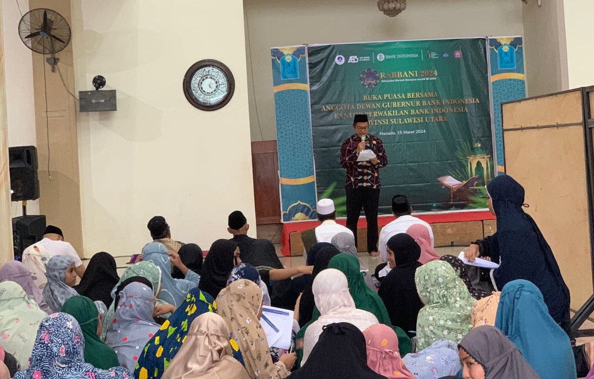 PROGRAM: Kepala Perwakilan BI Sulut, Andry Prasmuko saat memberikan sambutan di hadapan para santri.