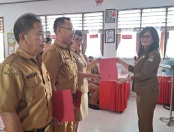Sekda Lynda Serahkan SK Plt 3 Kepala SMP di Langowan